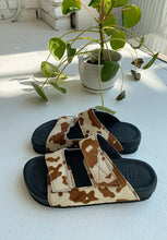 Load image into Gallery viewer, Contrast Thread Cowhide Sandal